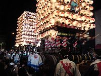 中町（左）と上町（右）の山車の「かっちゃ」