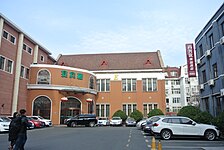 附属建筑，左侧为拆除翻建后的礼堂