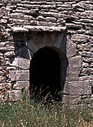 Gordes (Vaucluse) : encadrement en pierres de taille (remploi).