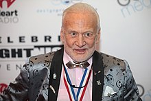 Photographie en couleur d'Aldrin en costume lors d'un événement.