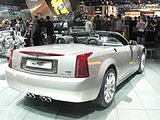 Heckansicht Cadillac XLR-V (2005–2008) mit vier mittigen Endrohren und geöffnetem Stahlverdeck