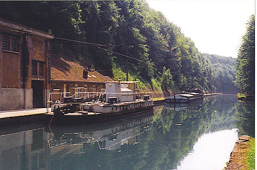 Toueur (kettingboot, vooraan) en een spits (achteraan) op het kanaal Saint-Quentin, Frankrijk.