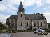 Photographie en couleurs d'une église vue dans son ensemble.