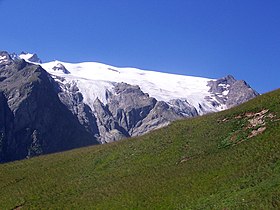 Le glacier de la Girose entre le pic de la Grave à gauche et la pointe de Muretouse à droite vus depuis le plateau d'Emparis au nord.
