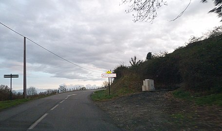 Entrée dans Mazerolles sur la D 32.