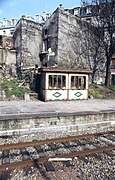 Guérite sur le quai de la gare de Ménilmontant (1971).