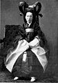 오랜 기간 명성황후로 알려진 사진. <The passing of Korea(대한제국 멸망사>에 A PALACE WOMAN IN FULL REGALIA(예복을 입은 궁녀)라는 제목으로 실려 있다.