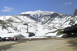 東麓から望む本白根山 手前は白根火山ロープウェイの索道。