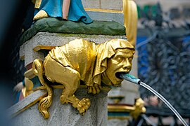 Detalle de la Schöner Brunnen[31]​ ("la bella fuente") de Heinrich Beheim, Núremberg, 1385-1396.[32]​