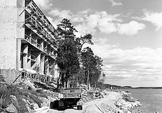 Husen närmast Mälaren under uppförande, 1957.