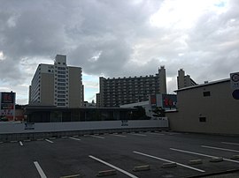 尾上町（奥がUR尾上団地、手前にDCMカーマ瑠璃光店が少し写る）