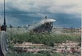 美國陸軍裝甲運兵車在越南的稻田中噴灑落葉劑。