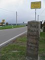 Wegweisersäule mit Ortsangabe (um 1900) und Ortstafel in Fördergersdorf