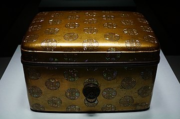 Box with fusenryō design in mother-of-pearl inlay and maki-e, Kamakura period, 13th century, National Treasure