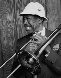 Le tromboniste de jazz américain Al Grey, photographié dans les années 1980 par William P. Gottlieb. (définition réelle 2 898 × 3 700)