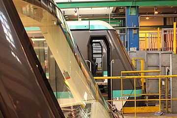 Un train MP 89 aux côtés d'un train automatique MP 05.