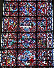Une fenêtre de la chapelle de la Vierge et ses vitraux.