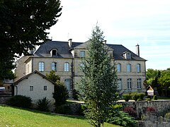 La façade orientale du château d'Azerat.