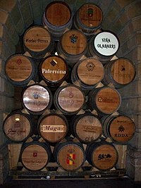 Barricas de Bodegas de Haro - La Rioja (España) colocadas en un arco del Ayuntamiento durante las Fiestas de San Juan, San Felices y San Pedro