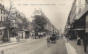 Photo légèrement sépia d'une grande artère bordée d'immeubles haussmanniens avec des piétons, des voitures à chevaux, et d'une place avec deux édicules