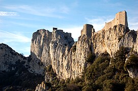 Le château protégé par un abrupt spectaculaire côté ouest.