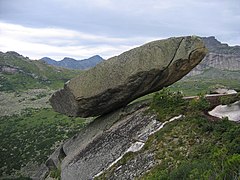 La pierre suspendue.