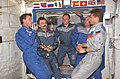 Os integrantes das Expedições 8 e 9, durante a cerimônia da troca de comando na ISS.