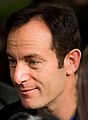 Jason Isaacs interprète Michael Britten.