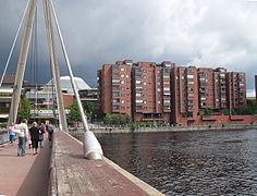 Le pont Vuolteensilta près du Koskikeskus.