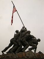 תצלום האנדרטה בוושינגטון המנציחה את הנפת דגל ארצות הברית בקרב איוו ג'ימה