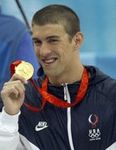 Phelps com sua medalha de ouro conquistada nas Olimpíadas de Pequim em 2008