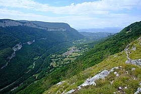 Vue de la cluse de Bange depuis l'extrémité méridionale du Semnoz à l'est avec la montagne de Bange en rive gauche du Chéran, le village d'Allèves dominé par les tours Saint-Jacques en rive droite et au loin l'Albanais.