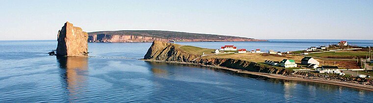 Vue du village de Percé et du célèbre Rocher Percé