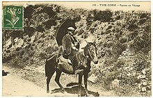 Carte postale représentant un paysan en voyage sur un cheval corse.