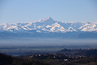 Roddino visto da Serravalle.