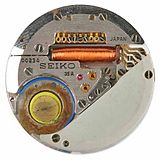 1969年のアストロンのムーブメント。これには8,192 Hz で作動するクォーツ振動子とハイブリッドICが組み込まれている。（ドイツの時計博物館の展示品）