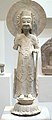 Bodhisattva debout. Chine du Nord, VIe. s. Période des Wei orientaux (534-550) et des Qi septentrionaux (550-577). Statue de calcaire gris. Musée Guimet, Paris.