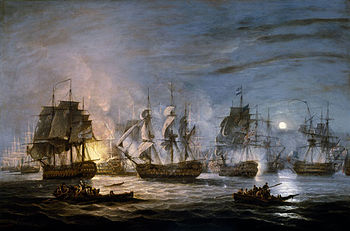 Quatre navires arborant le drapeau britannique avance en direction d'une ligne de bataille où se trouve un navire en flammes.