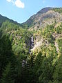 La cascata nel vallone visibile dal sentiero per Servette