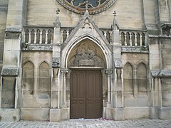 Porte de l'église, sur la façade ouest complètement reconstruite en 1885.