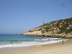 La playa y faro Camarinal.