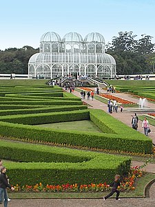 Paraná eyaletinin başkenti Curitiba, Brezilya'nın beş zengin şehrinden biridir. Curitiba Botanik Bahçesi Güney Brezilya'nın gayri resmî sembolüdür.