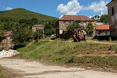 Стари куќи низ селото