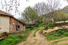 Патот кон селските гробишта и манастирската црква „Св. Илија“