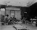 백마고지 전투에서 중공군과 교전중 부상한 국군이 민가에 급조된 전방병무대에서 치료를 받고 있다.