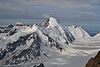 In der Bildmitte das Aletschhorn von Nordosten. Links davon und etwas tiefer gelegen der Gipfel des Dreieckhorns.