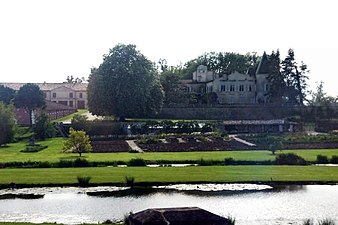 Le château avec les jardins et l'étang de Saint-Estèphe.