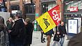 Homme avec un drapeau CGT - Fédération des Cheminots, à la Gare Lille-Flandres, en avril 2015.