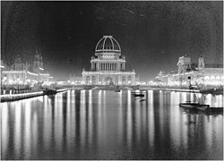 L'Administration Building de nuit.