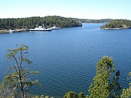 Hässelmara brygga med bilfärjorna som går till Dalarö.